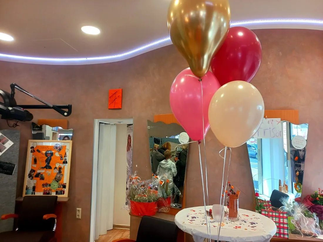 Bunter Ballonstrauß als Tischdekoration im Salon beim Jubiläum von Haar Gefühl