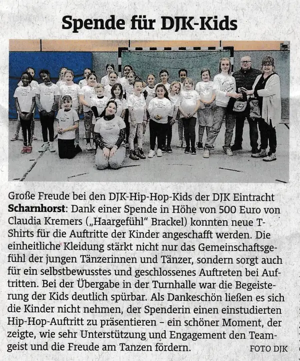 Zeitungsartikel „Spende für DJK-Kids“ mit Gruppenfoto der Kinder und der Spendenübergabe an Haar Gefühl